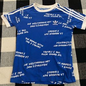 Blue adidas shirt with Spanish lettering